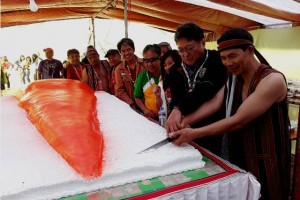 1.6K townsfolk share giant carrot cake in Buguias veggie fest 
